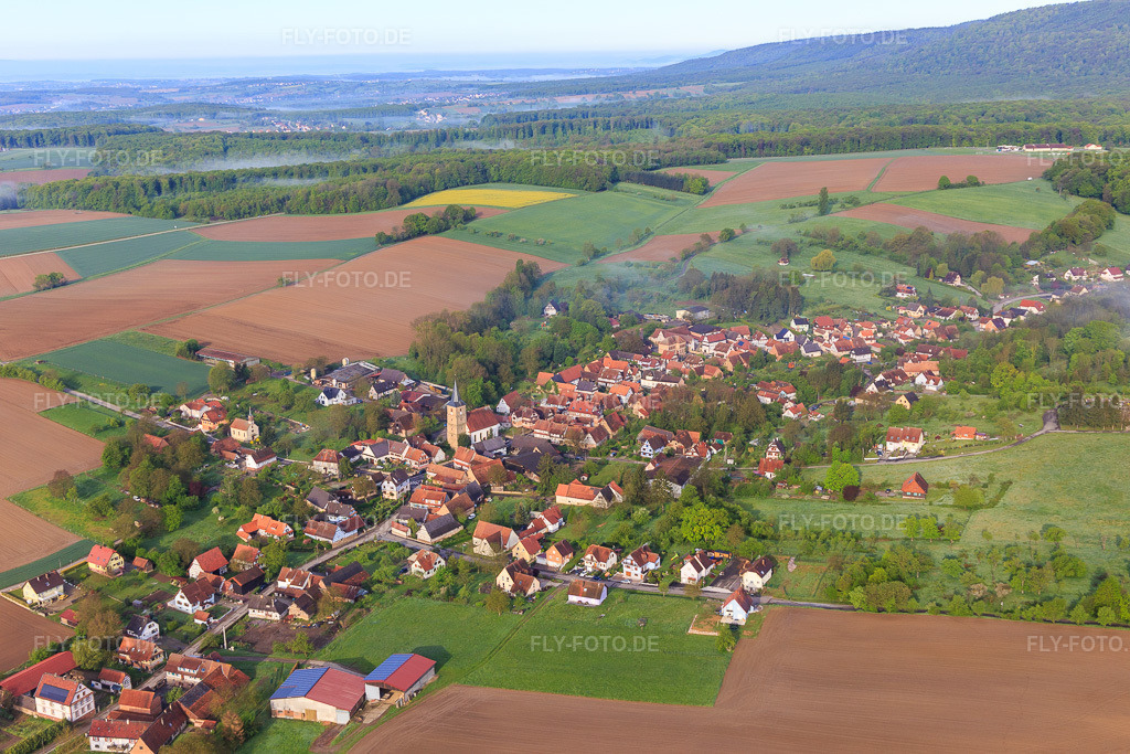 Luftbild: Ortsansicht von Osten in Drachenbronn-Birlenbach im Bundesland Bas-Rhin in Frankreich. – Foto: IMG_113803.jpg vom 29.04.2019 durch Werner Riehm/FLY-FOTO.de – Auflösung des Originals: 5472 x 3648 px