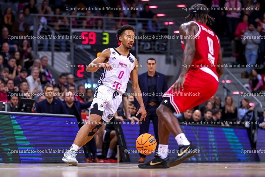 BCL08012501075 | 08.01.2025, Basketball Champions League, 1. Spiel Play-In, Telekom Baskets Bonn - Pallacanestro Reggiana, Telekom Dome: Darius McGhee (Telekom Baskets Bonn #0) gegen Jaylen Barford (Pallacanestro Reggiana #0)