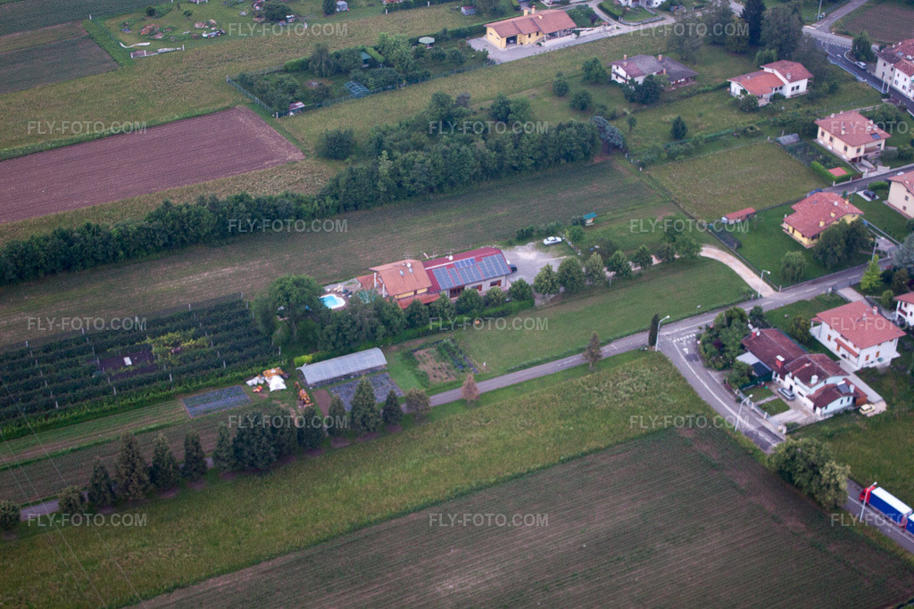 Aerial view: View of the town in Solimbergo in the state Friuli Venezia Giulia, Italy. – Photo: IMG_50464.jpg taken on 06/08/2012 by Werner Riehm/FLY-FOTO.com – Resolution of the original: 4752 x 3168 px
