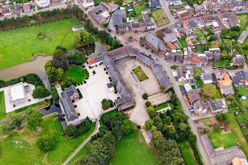 Luftbild: Schloss Rurich im Ortsteil Rurich in Hückelhoven im Bundesland Nordrhein-Westfalen in Deutschland. Foto: IMG_143384.jpg vom 07.09.2024 durch Werner Riehm/FLY-FOTO.deSchloss Rurich