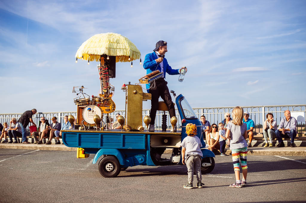 Universal Druckluft Orchester | Das Universal Druckluft Orchester mit Peter Till am Forte Belvedere Leisnig zum Festival Hallo Leisnig 2022. - Realisiert mit Pictrs.com