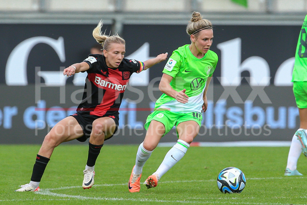 Fussball, Google Pixel Frauen-Bundesliga, VfL Wolfsburg - Bayer 04 Leverkusen | v.li.: Elisa Senß (Senss, Bayer 04 Leverkusen, 6) und Svenja Huth (VfL Wolfsburg, 10) im Zweikampf, Duell, Dynamik, Aktion, Action, Spielszene, DIE DFB-RICHTLINIEN UNTERSAGEN JEGLICHE NUTZUNG VON FOTOS ALS SEQUENZBILDER UND/ODER VIDEOÄHNLICHE FOTOSTRECKEN. DFB REGULATIONS PROHIBIT ANY USE OF PHOTOGRAPHS AS IMAGE SEQUENCES AND/OR QUASI-VIDEO.