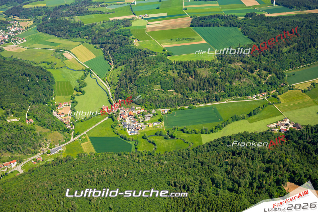 Das Luftbild zeigt Altdorf Titting - Die Luftaufnahme wurde 2023 vom UL-Flugzeug aus erstellt ( keine Drohne ) - Hochauflösende Luftaufnahme - Für grossformatige Ausdrucke geeignet. Die Geschenkidee !Mit Lizenz und Bildrechte bestellbar