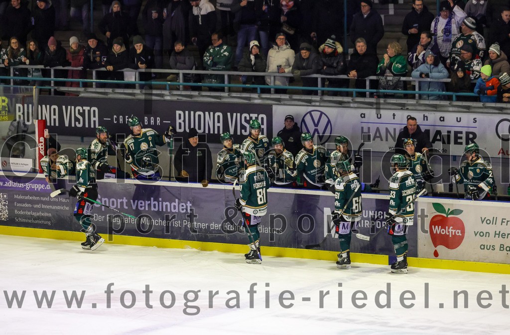 2025-12-28_117_TSV_Erding_gegen_onesto_Tigers_Bayreuth | Erding, Deutschland, 28.12.2025:Eishockey, Oberliga Süd 2025 / 2026, 31. Spieltag, TSV Erding gegen onesto Tigers Bayreuth, Endergebnis: 6:5 n.V.Louis Trattner (Erding Gladiators, #7), Maximilian Forster (Erding Gladiators, #81), Dennis Miller (Erding Gladiators, #61), Marc Schmidpeter (Erding Gladiators, #33)Foto: Christian Riedel / fotografie-riedel.net