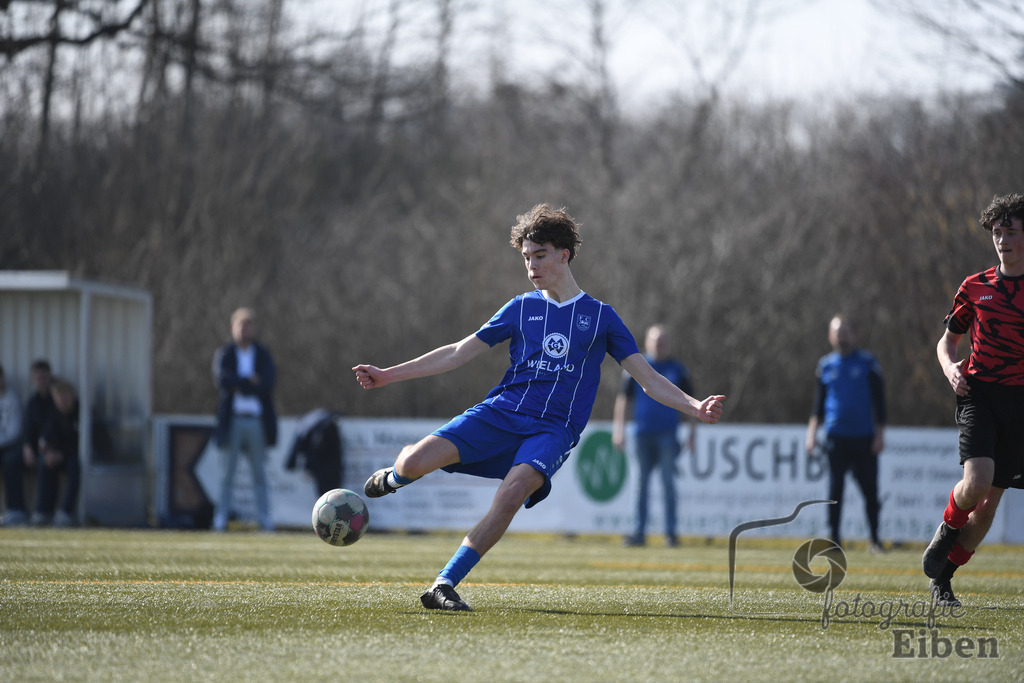 FC Rastede-JFV Leer | Bezirksliga B-Jugend; FC Rastede (blau)-JFV Leer (rot) am 08.03.2025; in Rastede (Sportanlage Köttersweg), Photo: Philip Eiben 2025 - Realisiert mit Pictrs.com