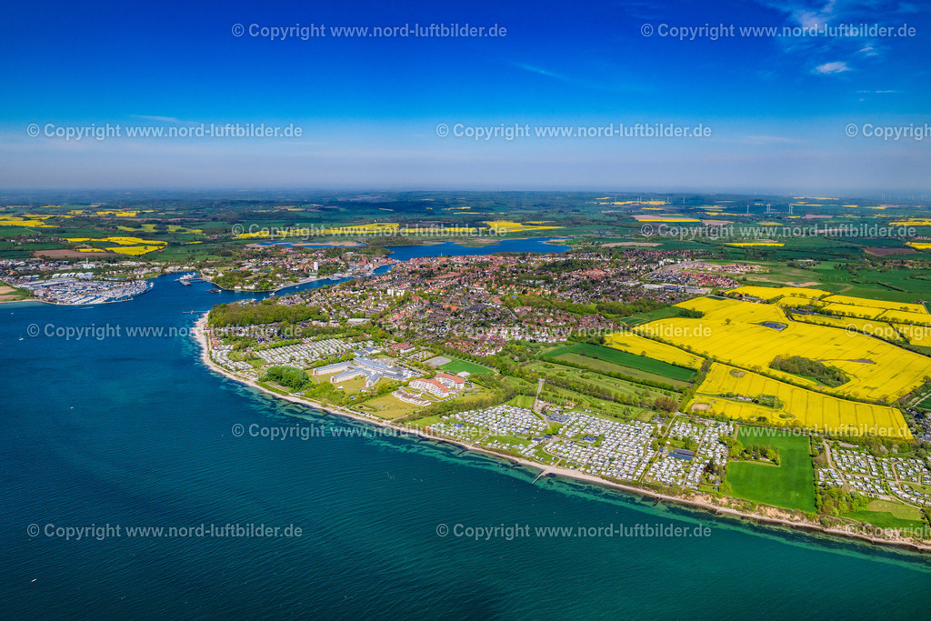 Neustadt_In_Holstein_Camping_Plätze_ELS_5410010524 | NEUSTADT IN HOLSTEIN 01.05.2024 Wohnwagen und Zelte- Campingplatz - und Zeltplatz Lotsenhaus in Neustadt in Holstein im Bundesland Schleswig-Holstein. // Camping with caravans and tents in Neustadt in Holstein in the state Schleswig-Holstein. Foto: Martin Elsen