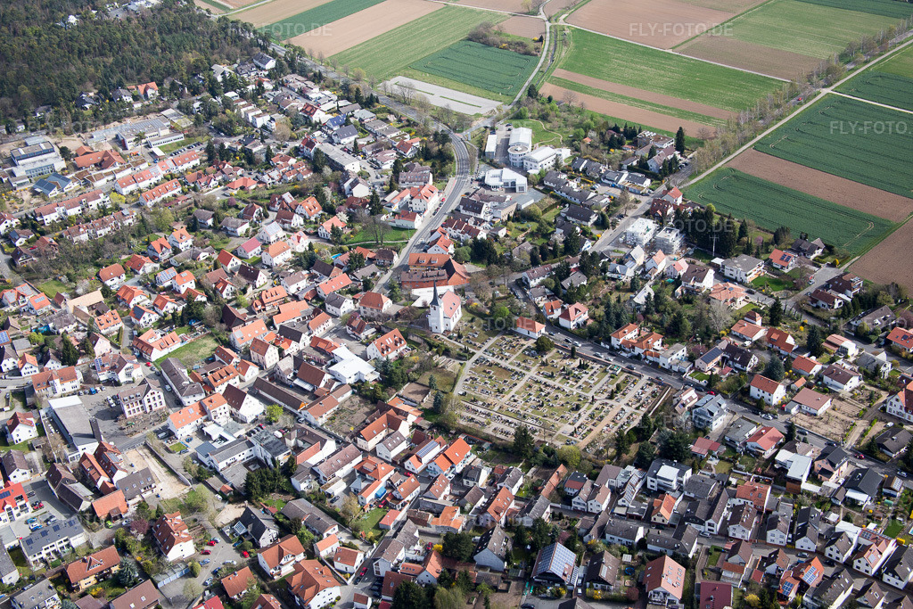 Luftbild: mit Friedhof in Bickenbach im Bundesland Hessen in Deutschland. Foto: IMG_077183.jpg vom 12.04.2015 durch Werner Riehm/FLY-FOTO.de