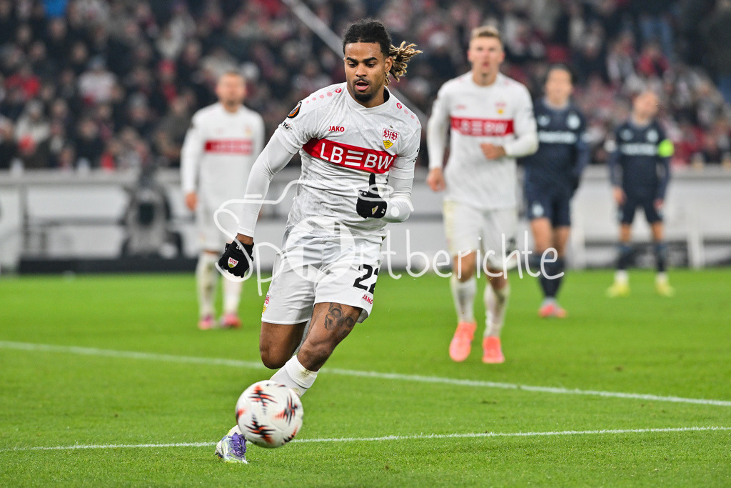 VfB Stuttgart - Feyenoord Rotterdam | STUTTGART, DEUTSCHLAND - 6. NOVEMBER: am Ball Lorenz ASSIGNON (VfB Stuttgart 22) beim Ligaspiel zwischen dem VfB Stuttgart und Feyenoord Rotterdam am 4. Spieltag der Europa League in der MHP-Arena am 06.11.2025