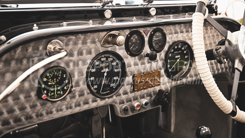 19. Arosa ClassicCar 2023 - 3. September 2023 | 19. Arosa ClassicCar 2023
Arosa, Schweiz
Cockpit des Alvis 12/70 Sport Special, Jahrgang 1938, von Jäger Harry aus Weisslingen (Startnummer 118).
@arosaclassiccar, @arosa.official, #arosaclassiccar, #arosa, #76curves, #classiccar
Bild: Sportfotografie Markus Aeschimann | www.markus-aeschimann.ch - Realisiert mit Pictrs.com