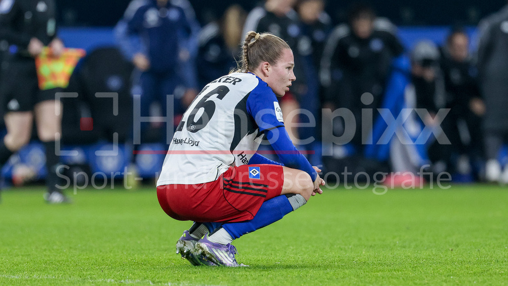Fussball, Google Pixel Frauen-Bundesliga, Hamburger SV - 1. FC Köln | Christin Meyer (Hamburger SV, 16) enttäuscht über die Niederlage, Enttäuschung nach dem Schlusspfiff, Abpfiff, Highlight, Verlierer, verloren, Frustration, pessimistisch, traurig, DIE DFB-RICHTLINIEN UNTERSAGEN JEGLICHE NUTZUNG VON FOTOS ALS SEQUENZBILDER UND/ODER VIDEOÄHNLICHE FOTOSTRECKEN. DFB REGULATIONS PROHIBIT ANY USE OF PHOTOGRAPHS AS IMAGE SEQUENCES AND/OR QUASI-VIDEO.
