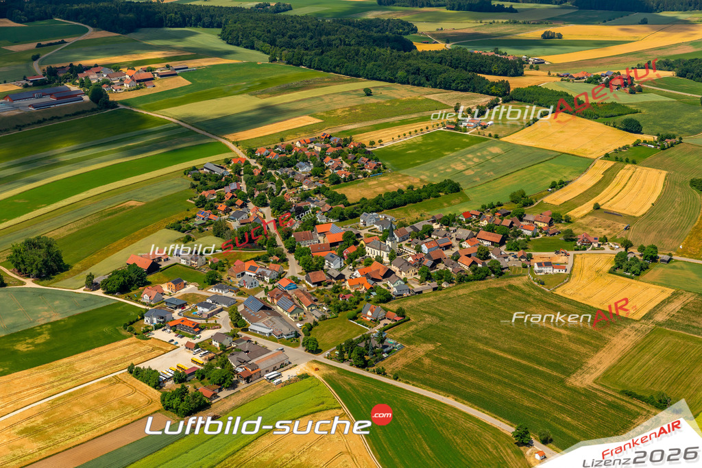 Das Luftbild zeigt : Aichkirchen Hemau - Die Luftaufnahme wurde 2023 vom UL-Flugzeug aus erstellt ( keine Drohne ) - Hochauflösende Luftaufnahme - Für grossformatige Ausdrucke geeignet. Die Geschenkidee !Mit Lizenz und Bildrechte bestellbar