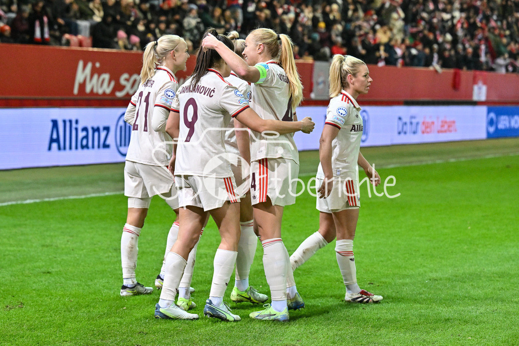 FC Bayern München Frauen - Juventus Turin Frauen | Jubel nach dem Treffer zum 1-0 fuer die FCB Frauen durch Jovana DAMNJAVOVIC (FCB #9) / Freude / Happy / Tor / Torschuetzin / Womens Champions League: FC Bayern Frauen - Juventus FC, FC Bayern Campus am 12.12.2024