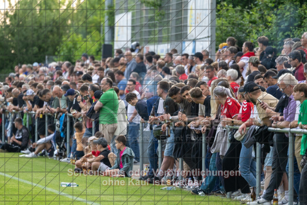 20250616_195940_0652 | #,  TV Eybach (weiß) vs. 1.FC Donzdorf II (rot), Fussball, Entscheidungsspiel 3 in Kreisliga A3 - Bezirk Neckar/Fils, Saison 2024/2025, Rasensportplatz, Staufenecker Str. 41, 73084 Salach, 16.06.2025 - 18:30 Uhr,Foto: PhotoPeet-Sportfotografie/Peter Harich