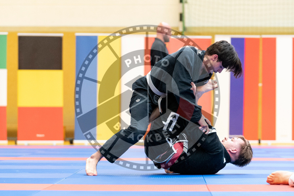 20231118PBB10875 | Fighters compete during the AJP Tour 600 Frankfurt Championship in Frankfurt/Main, Germany, on November 18, 2023.