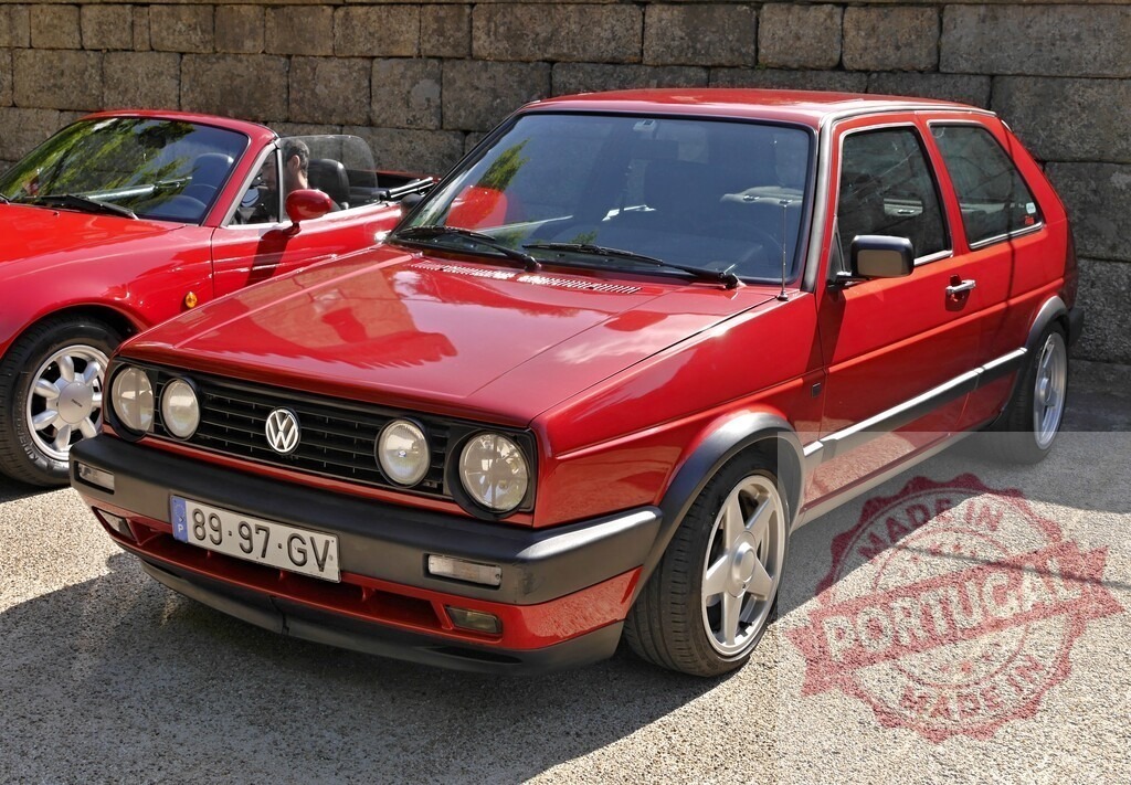 Volkswagen Golf Mk2 GTI red classic parked | Volkswagen Golf Mk2 GTI hatchback displaying front view on a sunny day - Realisiert mit Pictrs.com