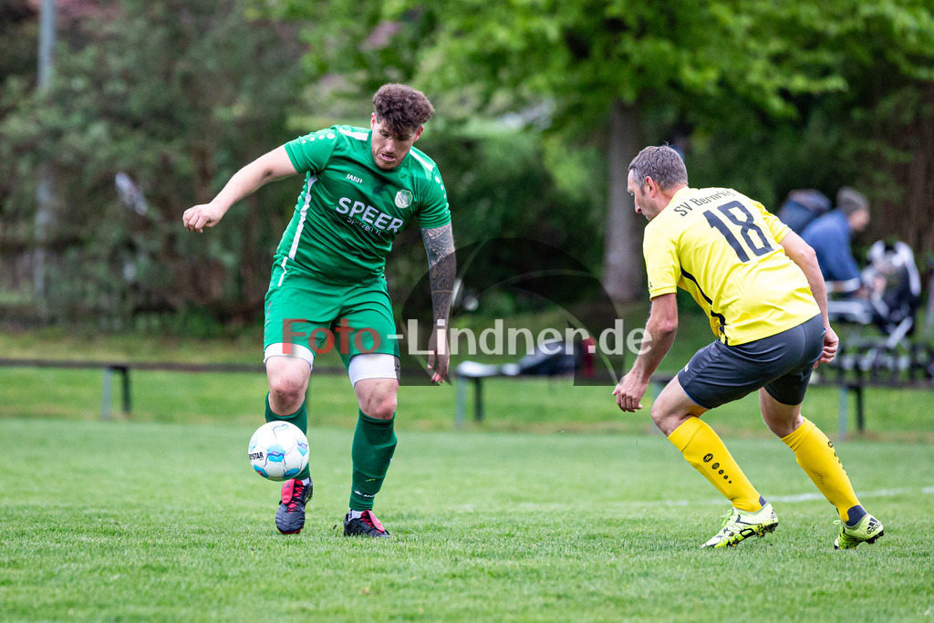FC Seeshaupt gegen SV Bernried | Fußball A-Klasse Herren Oberbayern Zugspitze Gruppe 5 2025/26, FC Seeshaupt gegen SV Bernried, 20250504,Mario Luna GARCIA (FC Seeshaupt 10) am Ball,2025-05-04 in Seeshaupt (Sportplatz Seeshaupt Platz 1), Mario Luna GARCIA (FC Seeshaupt 10), Michael REITER (SV Bernried 18)Copyright: WolfgangxLindner www.foto-lindner.de