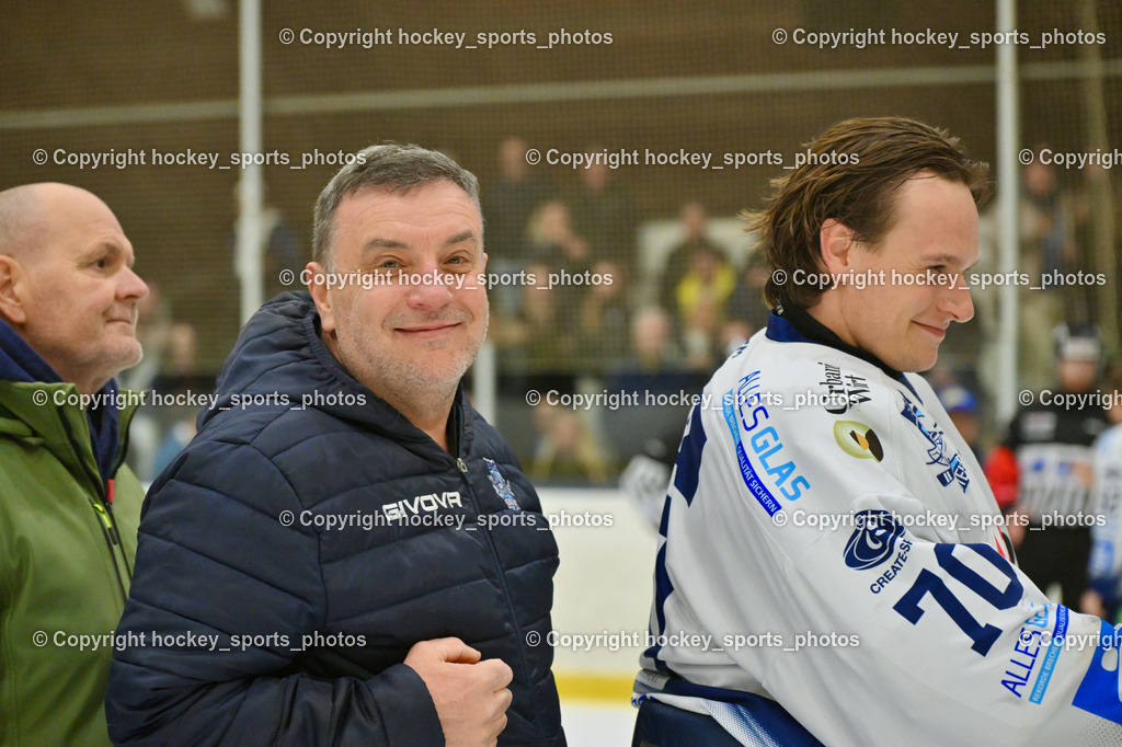 ESC Sparkasse Steindorf Meister 2025/26 | Sektionsleiter ESC Steindorf Hans Tschernutter, #70 Moser Lukas ESC Steindorf, ESC Sparkasse Steindorf Meister 2025/26, ESC Sparkasse Steindorf Meister 2025/26 am 08.03.2026 in Althofen (Stadthalle Althofen), Austria, (Photo by Bernd Stefan)