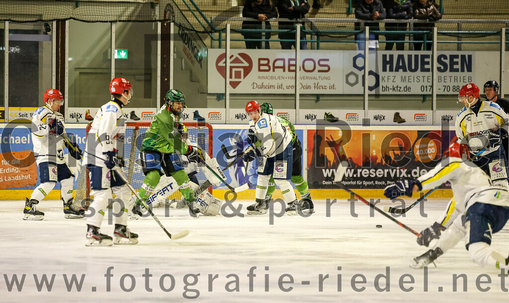 2023-12-26_016_TSV_Erding_gegen_ERV_Schweinfurt | Erding, Deutschland, 26.12.2023:
Eishockey, Bayernliga Vorrunde 2023 / 2024, 20. Spieltag, TSV Erding gegen ERV Schweinfurt, Endergebnis: 9:3

Daniel Krzizok (Erding Gladiators, #18)

Foto: Christian Riedel / fotografie-riedel.net