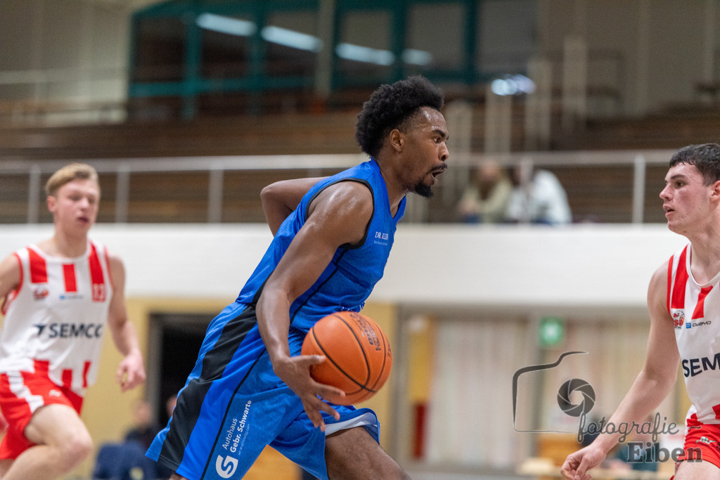 TSG Westerstede-Fortuna Logabirum | Basketball 2. Regionalliga; TSG Westerstede 2 (weiß)- Fortuna Logabirum (blau) am 12.12.2025 in Westerstede (Hössensportzentrum), Photo: Philip Eiben 2025 - Realisiert mit Pictrs.com