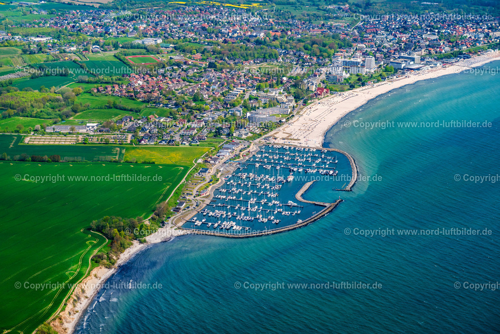 Grömitz_Yachthafen_ELS_5425010524 | GRöMITZ 01.05.2024 Yachthafen mit Sportboot- Anlegestellen und Bootsliegeplätzen am Uferbereich der Ostsee in Grömitz im Bundesland Schleswig-Holstein, Deutschland. // Pleasure boat marina with docks and moorings on the shore area the Baltic Sea in Groemitz in the state Schleswig-Holstein, Germany. Foto: Martin Elsen