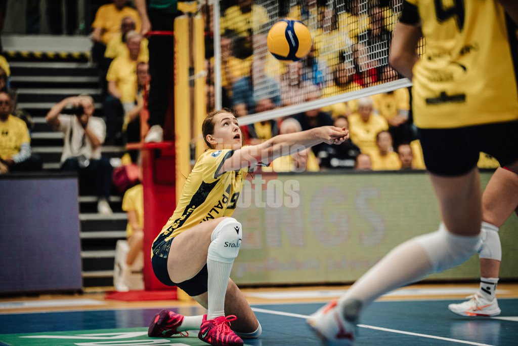 Volleyball | Frauen | Saison 2025/2026 | Volleyball Bundesliga | SSC Palmberg Schwerin vs. ETV Hamburger Volksbank Volleys | 18.10.2025 | Leana Grozer (#9, SSC Palmberg Schwerin) spielt den Ball