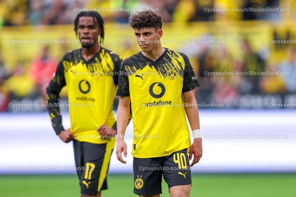BVB11042601088 | 11.04.2026, Fußball, Borussia Dortmund - Bayer 04 Leverkusen, 1. Fußball Bundesliga, 29. Spieltag, Signal Iduna Park, Saison 2025 2026: Carney Chukwuemeka (BVB #17)  neben Samuele Inacio (BVB #40)  DFB regulations prohibit any use of photographs as image sequences and or quasi-video.