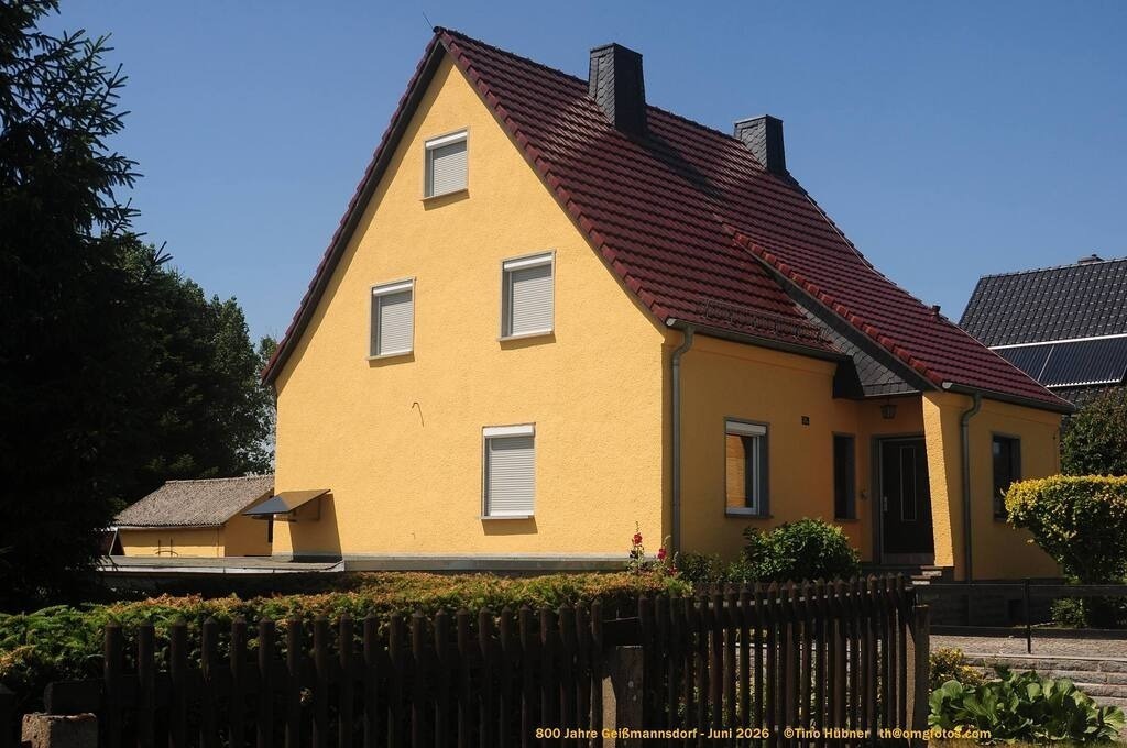 Geißmannsdorf-2026-Ortsbilder-610 | Geißmannsdorf bei Bischofswerda im Sommer 2026. Ein fotografischer Streifzug durch das Dorf Geißmannsdorf, mit Gebäuden, Straßen, Strohpuppen und geschmückten Vorgärten und Grundstücken anlässlich der 800-Jahr-Feier von Geißmannsdorf im Juni 2026 - Realisiert mit Pictrs.com