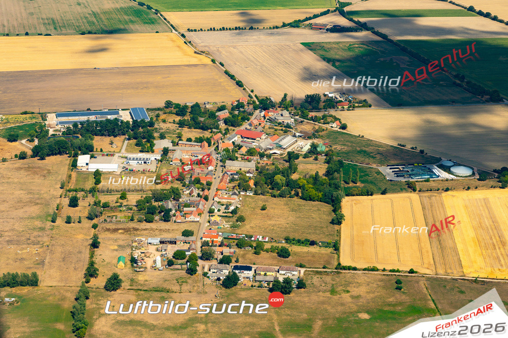 Die Luftaufnahme Neuendorf am Speck - Stendal wurde 2022 vom Flugzeug aus (keine Drohne) erstellt. Hohe Auflösung -für große Poster und Wandbilder geeignet - Garantiert!