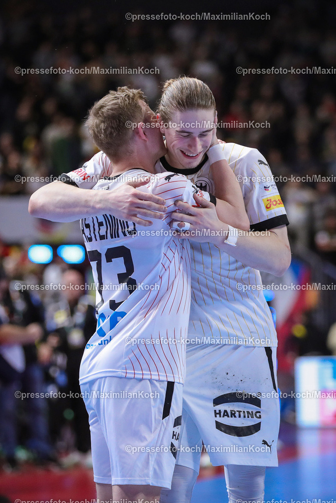 EHFEURO18012403254 | 18.01.2024, EHF EURO 2024, Männer Europameisterschaft Handball, Lanxess Arena in Köln, Deutschland - Island: Freude beim deutschen team nach dem Sieg gegen Island. Timo Kastening (Deutschland) und Teamkollege Juri Knorr (Deutschland) umarmen sich glücklich.
