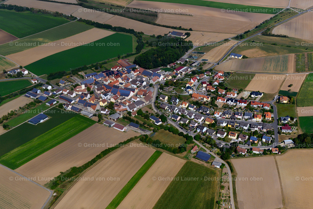 3650471 | EICHELSEE 13.09.2016 Ortsansicht am Rande von landwirtschaftlichen Feldern und Nutzflächen  in Eichelsee im Bundesland Bayern, Deutschland // Village view on the edge of agricultural fields and land  in Eichelsee in the state Bavaria, Germany Foto: Gerhard Launer