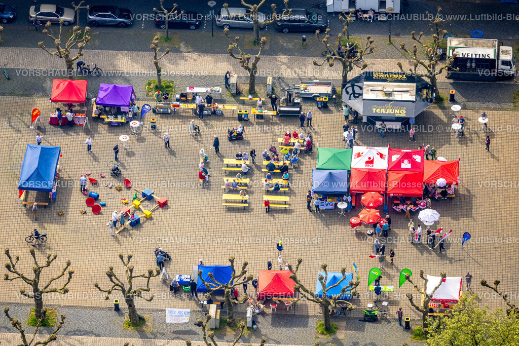 Herne240500390 | Luftbild, Maifeiertag Tag der Arbeit auf dem Marktplatz Friedrich-Ebert-Platz, Stände und Sitzbänke mit Sonnenschirmen, neben dem Rathaus, Herne-Mitte, Herne, Ruhrgebiet, Nordrhein-Westfalen, Deutschland