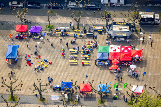 Herne240500390 | Luftbild, Maifeiertag Tag der Arbeit auf dem Marktplatz Friedrich-Ebert-Platz, Stände und Sitzbänke mit Sonnenschirmen, neben dem Rathaus, Herne-Mitte, Herne, Ruhrgebiet, Nordrhein-Westfalen, Deutschland