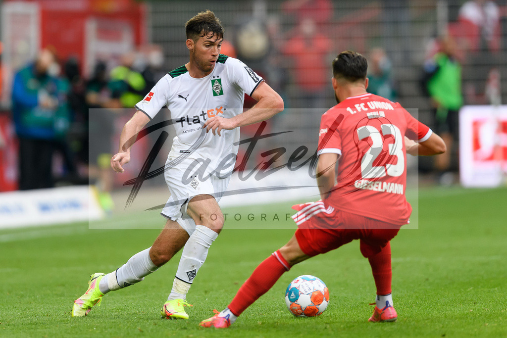 FCUBMG20210829_204 | Fussball, Herren: Joe Scally (Borussia Moenchengladbach) und Niko Giesselmann (1.FC Union Berlin) im Zweikampf beim Spiel der 1. Bundesliga zwischen 1. FC Union Berlin und Borussia Moenchengladbach im Stadion An der Alten Foersterei am 29.08.2021 in Berlin, Deutschland. - Realisiert mit Pictrs.com