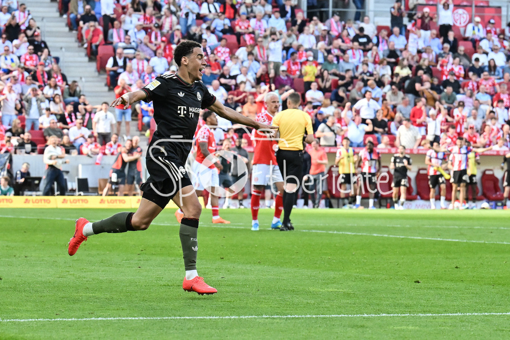 1. FSV Mainz 05 - FC Bayern München | MAINZ, GERMANY - 25. APRIL: Jubel der Bayern nach dem Treffer zum 3-3 Ausgleich durch Jamal MUSIALA (FC Bayern Munich 10) / Tor / Torschuetze / Freude / Happy während dem Bundesligamatch zwischen dem 1. FSV Mainz 05 und dem FC Bayern München am 31. Spieltag in der MEWA Arena / DFL REGULATIONS PROHIBIT ANY USE OF PHOTOGRAPHS AS IMAGE SEQUENCES AND/OR QUASI-VIDEO