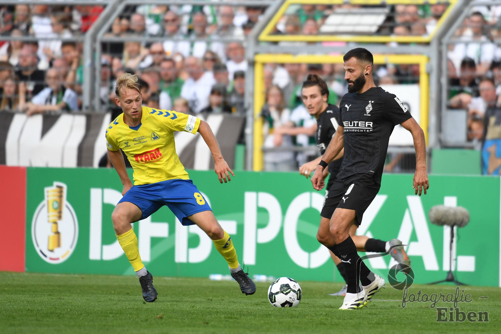 SV Atlas-Delmenhorst-Borussia Mönchengladbach | DFB-Pokal 1. Runde;SV Atlas Delmenhorst (gelb)-Borussia Mönchengladbach (schwarz) am 17.08.2025 in Oldenburg (Marschweg-Stadion), Photo: Philip Eiben 2025 - Realisiert mit Pictrs.com