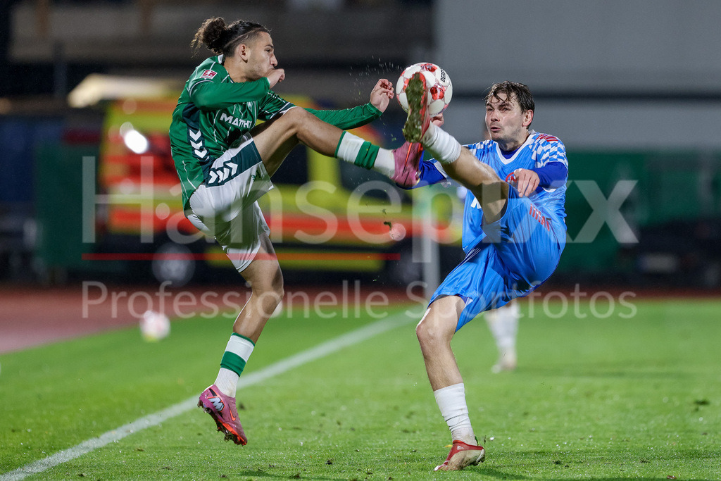 Fussball, Regionalliga Nord, SV Werder Bremen II - FC Eintracht Norderstedt | v.li.: Arda Halicioglu (SV Werder Bremen II, 19) und Andre Wallenborn (FC Eintracht Norderstedt, 2) im Zweikampf, Duell, Dynamik, Aktion, Action, Spielszene