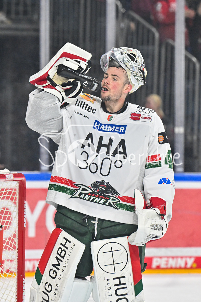 Kölner Haie - Augsburger Panther | KÖLN, DEUTSCHLAND - 04. MÄRZ: im Bild ein enttäuschter Peyton JONES (Augsburger Panther 41) nach dem Gegentreffer zum 1-4 duch Oliwer KASKI (Kölner Haie 7) / Tor / Torschuetze / Freude / Happy während dem Match zwischen den Kölner Haien und den Augsburger Panthern am 48. Spieltag der Penny DEL in der Lanxess Arena