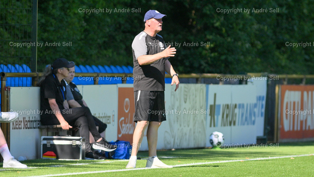 Holstein Kiel vs SV Meppen | Trainer Stefan Fischer (Holstein) / Fußball-DFB-Pokal Play-Off-Runde Frauen 2025/2026 / Holstein Kiel vs SV Meppen / Citti Fussball Park - Projensdorf / Kiel / 17.08.25 - Realisiert mit Pictrs.com