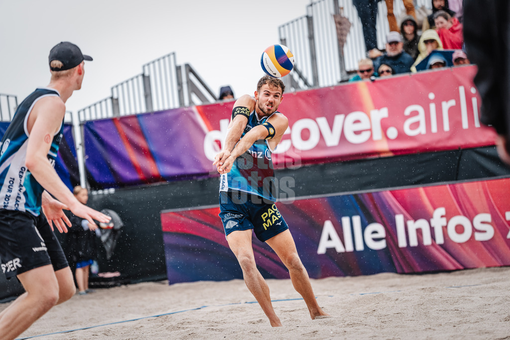Beachvolleyball | Männer | Allianz German Beach Tour 2024 | Tourstop Kühlungsborn 2 | 18.08.2024 | Jonas Sagstetter nimmt den Ball an