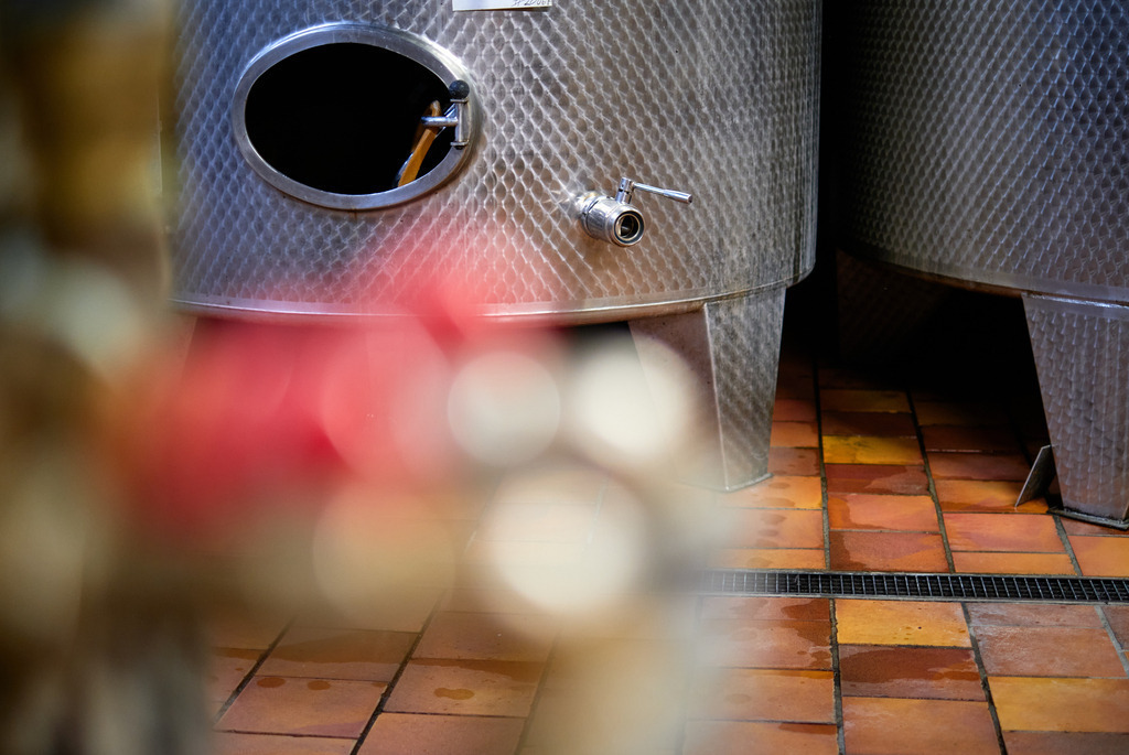 Stift Klosterneuburg | Niederösterreich, Austria - August 31, 2021; Stift Klosterneuburg; Blick auf die Edelstahltanks. - Realisiert mit Pictrs.com