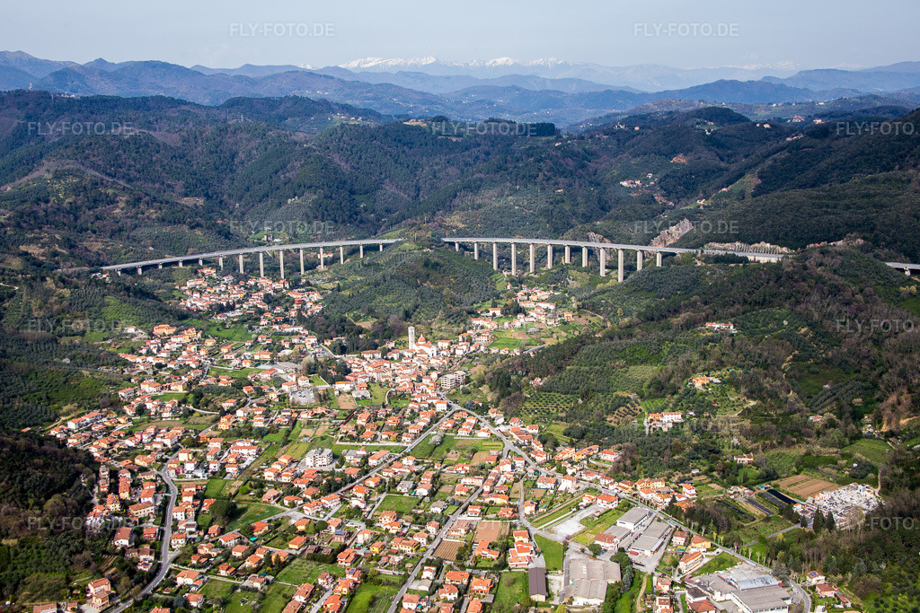 Luftbild: Stadtrand und Außenbezirks- Wohngebiete in Massarosa im Bundesland Lucca in Italien. Foto: IMG_086984.jpg vom 03.04.2016 durch Werner Riehm/FLY-FOTO.de