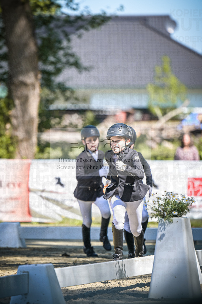 DOS_8103 | Entdecke hochwertige Reitturnierfotos von Foto Oger. Professionell, emotional und authentisch – jetzt Lieblingsmomente im Shop bestellen.Deutschlandweite Turnierfotografie. - Realisiert mit Pictrs.com