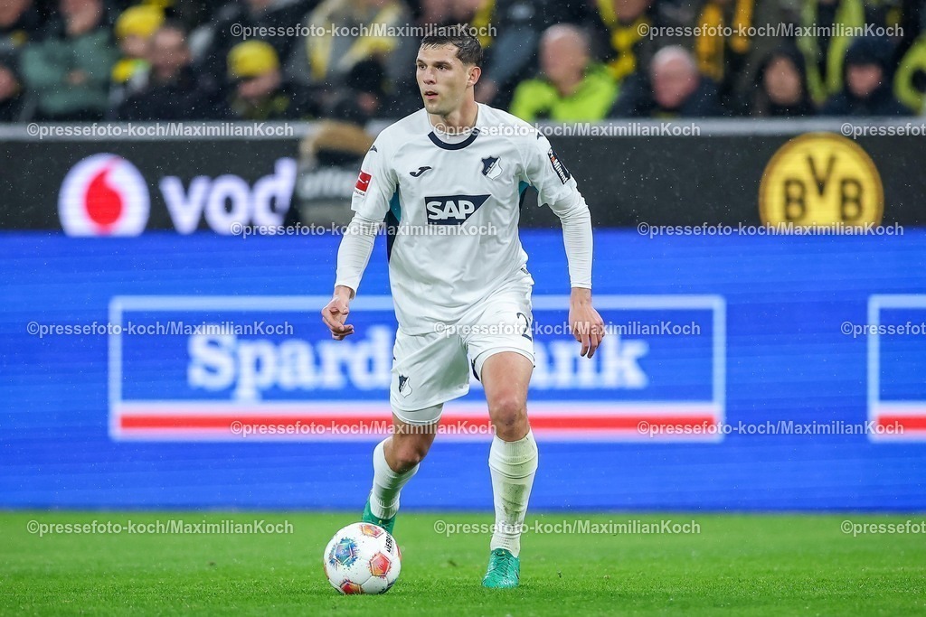 BVB07122501058 | 07.12.2025, Fußball, Borussia Dortmund - TSG 1899 Hoffenheimt, 1. Fußball Bundesliga, 13. Spieltag, Signal Iduna Park, Saison 2025 2026: Robin Hranac&nbsp;(TSG Hoffenheim #02)  DFB regulations prohibit any use of photographs as image sequences and or quasi-video.
