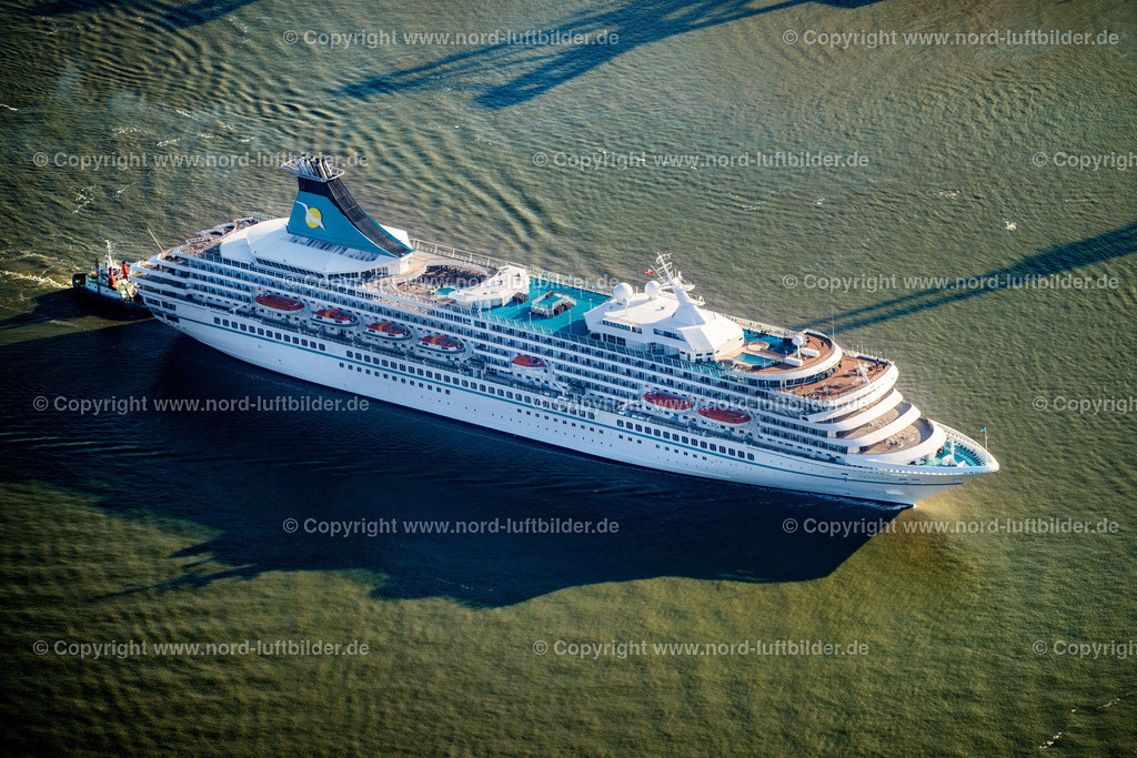 Bremerhaven_Artania_Kreuzfahrtschiff_ELS_1442130523 | BREMERHAVEN 13.05.2023 Kreuzfahrt- Passagier- und Fahrgast- Schiff Artania auf der Weser bei Bremerhaven im Bundesland Bremen, Deutschland. // Cruise and passenger ship Artania in Bremerhaven in the state Bremen, Germany. Foto: Martin Elsen