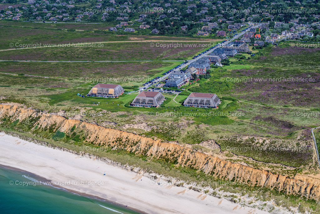 Sylt_Kampen_Strand_Rotes_Kliff_Kurstrandstrasse_Ferienwohnung_Kliffsand_Syltluxus_ELS_6425130825 | KAMPEN (SYLT) 13.08.2025 Küsten- Landschaft an der Steilküste Rotes Kliff mit dem Hotel Rungholt in Kampen (Sylt) im Bundesland Schleswig-Holstein, Deutschland. // Coastal landscape on the steep coast of Rotes Kliff with the Hotel Rungholt in Kampen (Sylt) in the state Schleswig-Holstein, Germany. Foto: Martin Elsen