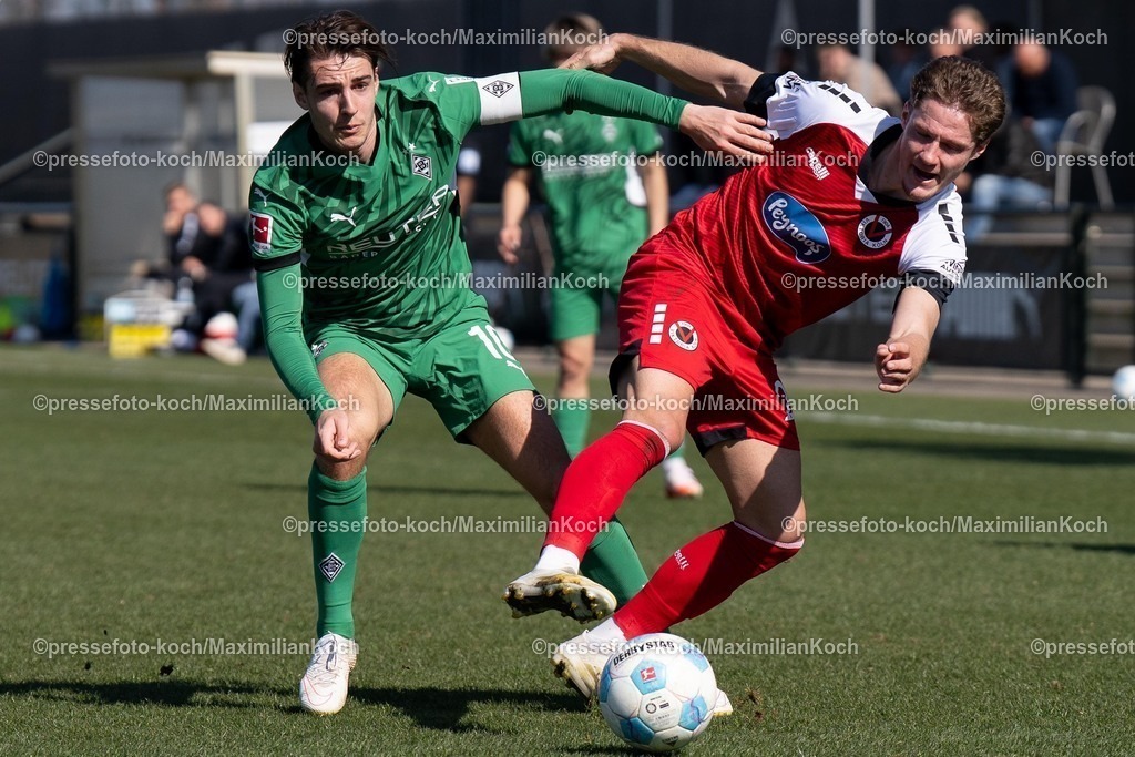 xYDR20032501034 | 20.03.2025, xydrx, Fußball, Borussia Mönchengladbach - Viktoria Köln, Testspiel, Fohlenplatz am Borussia-Park: Florian Neuhaus (Borussia Moenchengladbach #10) im Zweikampf gegen Tobias Eisenhuth (Viktoria Köln #21)