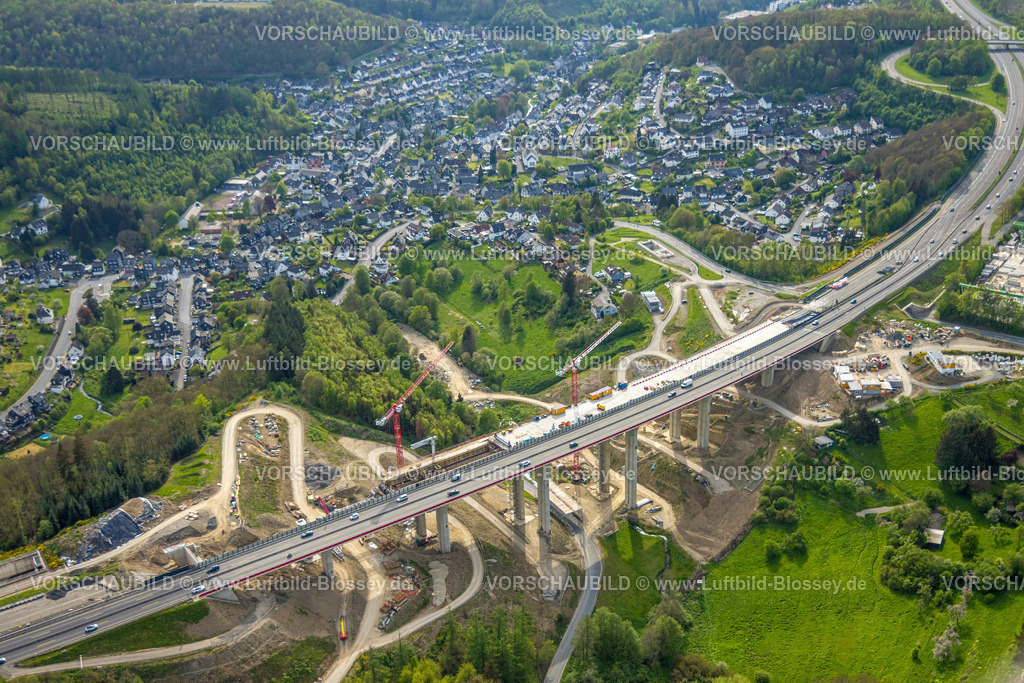 Siegen240502414 | Luftbild, Bauarbeiten Baustelle und Neubau Talbrücke Eisern, Autobahn A45 Sauerlandlinie mit Anschlussstelle Siegen-Süd, Ortsansicht Eisern, Siegen, Siegerland, Nordrhein-Westfalen, Deutschland