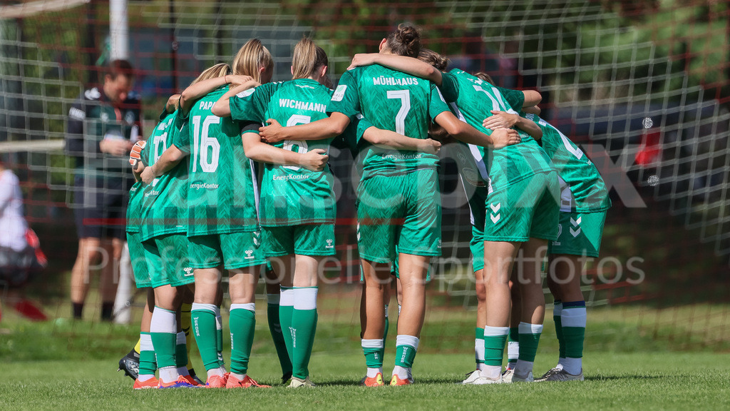 Fussball, Testspiel Frauen, SV Werder Bremen - 1. FC Köln | v.li.: Spielerinnen des SV Werder Bremen schwören sich mit einem Mannschaftskreis ein, Teamkreis, Ansprache, Motivation