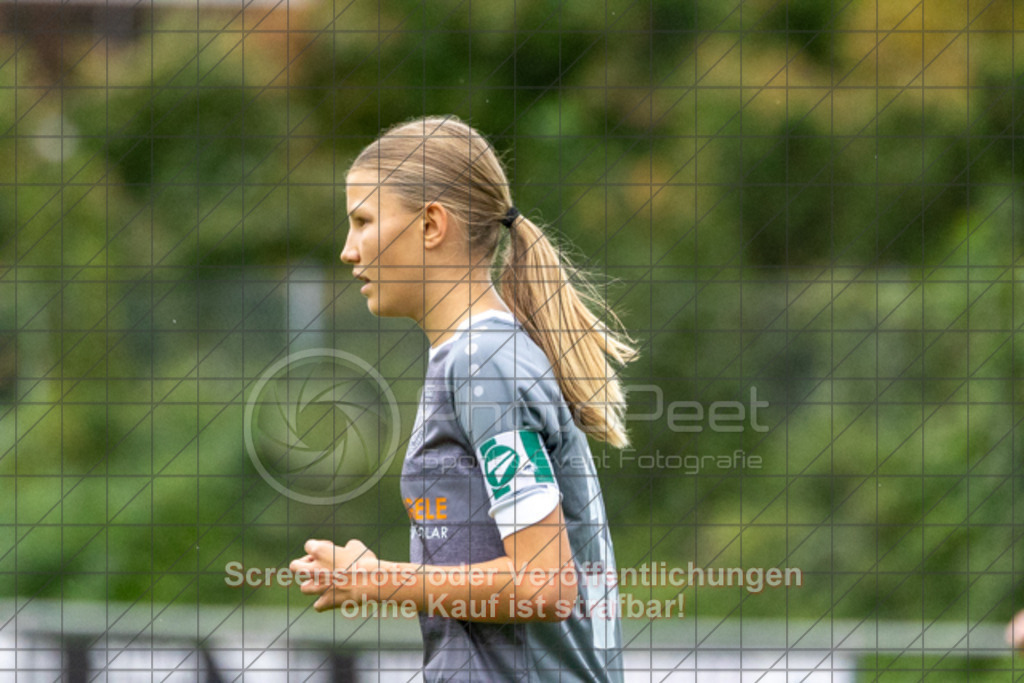 20251004_141255_0116 | #,1.FC Donzdorf (rot) vs. FC Freiburg-St. Georgen (grau), Fussball, EnBW-Oberliga B -Juniorinnen, 04. Spieltag, Saison 2025/2026, Rasenplatz, Lautertal Stadion, Süßener Straße 16, 73072 Donzdorf, 04.10.2025 - 14:00 Uhr,Foto: PhotoPeet-Sportfotografie/Peter Harich