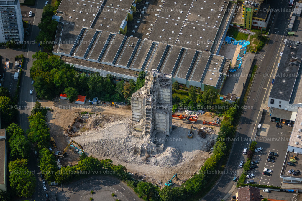 4047587 | WüRZBURG 21.08.2021 Abriß und Rückbau der Ruine des Hochhaus- Gebäudes Bürgerspital in der Sanderau an der Königsberger Straße Ecke Friedrich-Spee-Straße im Ortsteil Sanderau in Würzburg im Bundesland Bayern, Deutschland. Weiterführende Informationen bei: Freier Besitzgesellschaft mbH &amp; Co. KG,  Moß Abbruch-Erdbau-Recycling GmbH &amp; Co. KG. // Demolition and dismantling of the high-rise building on Friedrich-Spee-Strasse in the district Sanderau in Wuerzburg in the state Bavaria, Germany. Further information at: Freier Besitzgesellschaft mbH &amp; Co. KG,  Moss Abbruch-Erdbau-Recycling GmbH &amp; Co. KG. Foto: Gerhard Launer